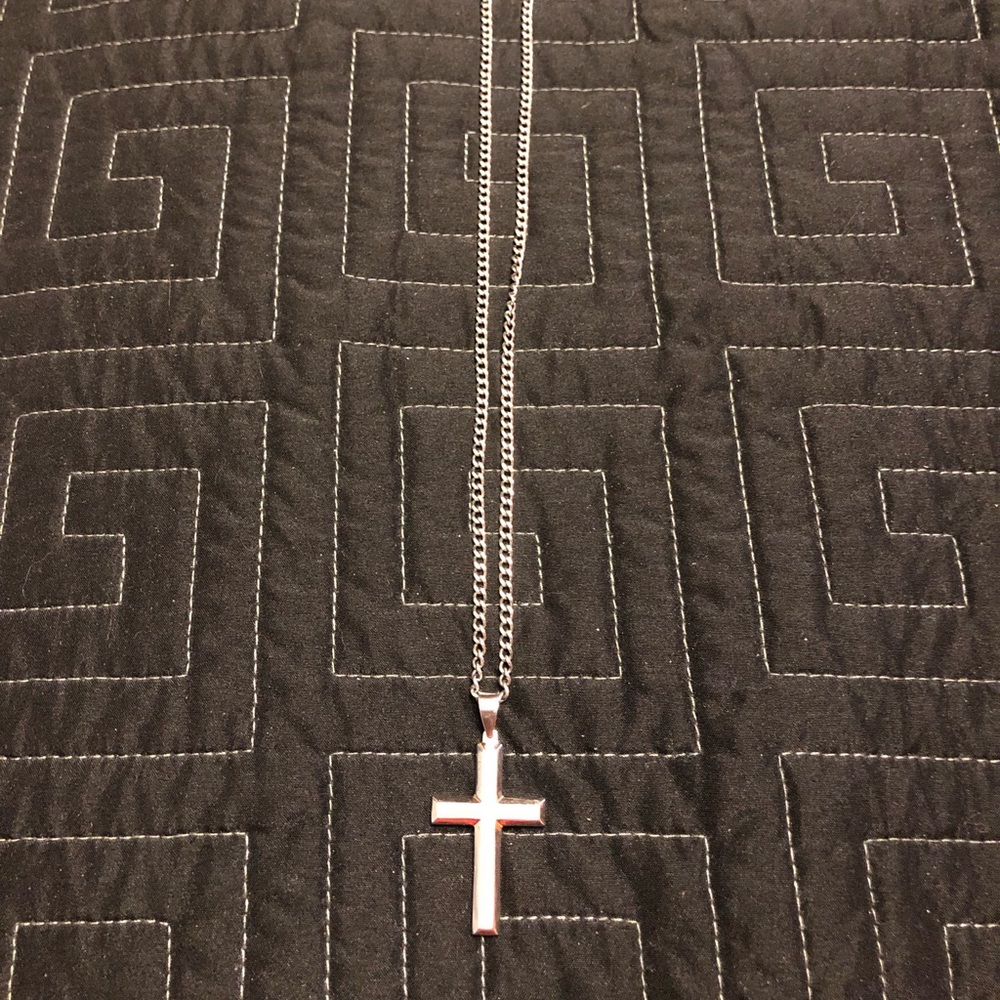 Stainless steel 22 inch necklace with diamonds!